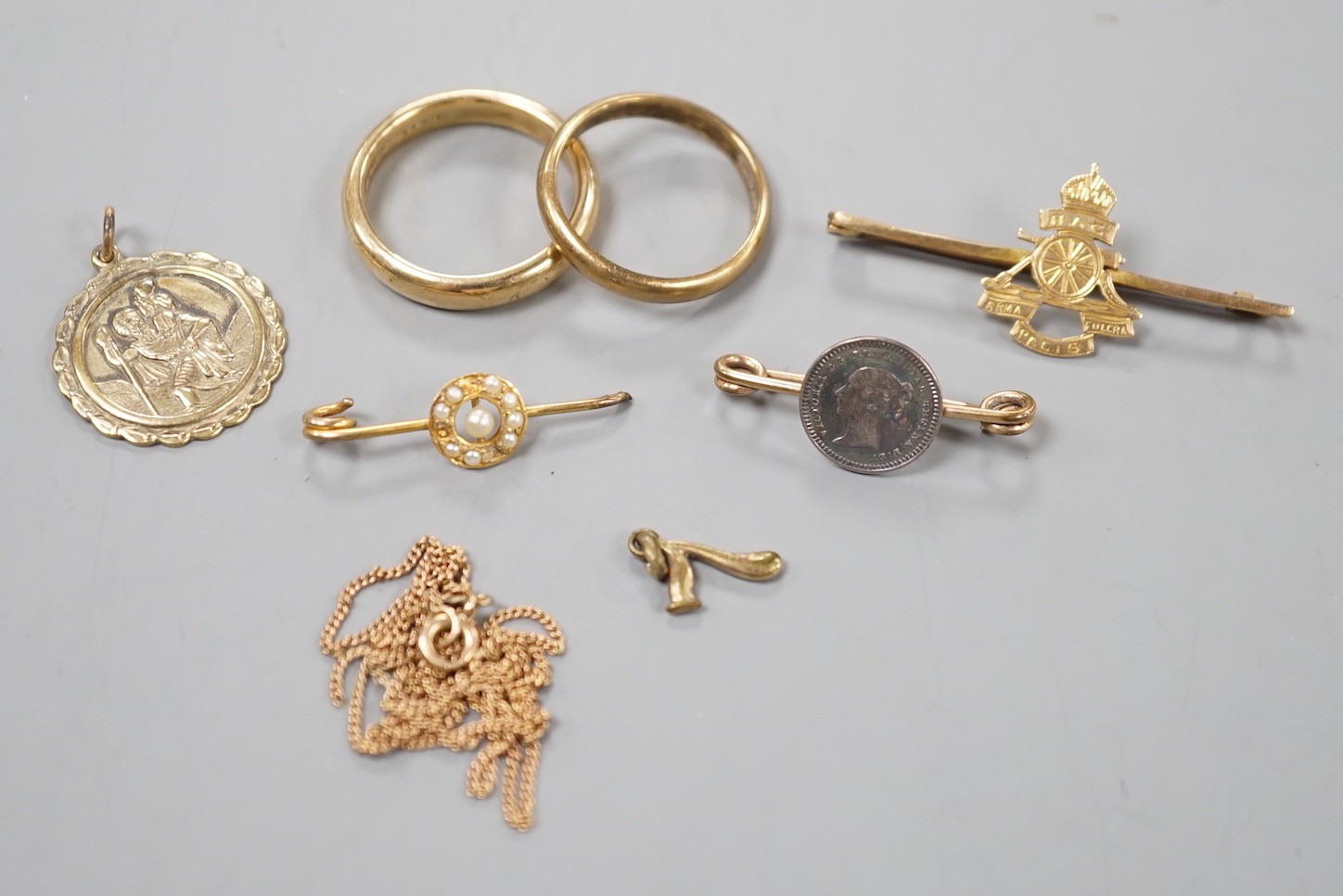 Two 9ct gold wedding bands, a 9ct St. Christopher pendant, a 9ct Royal Artillery sweethearts brooch, gross 13.3 grams and two other brooches, one a.f.